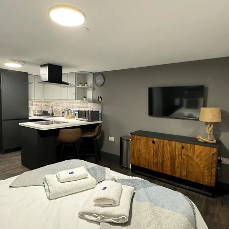 Uno In The City - Luxury Serviced Accommodation Truro Exterior photo